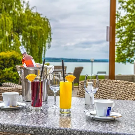 Club Hotel